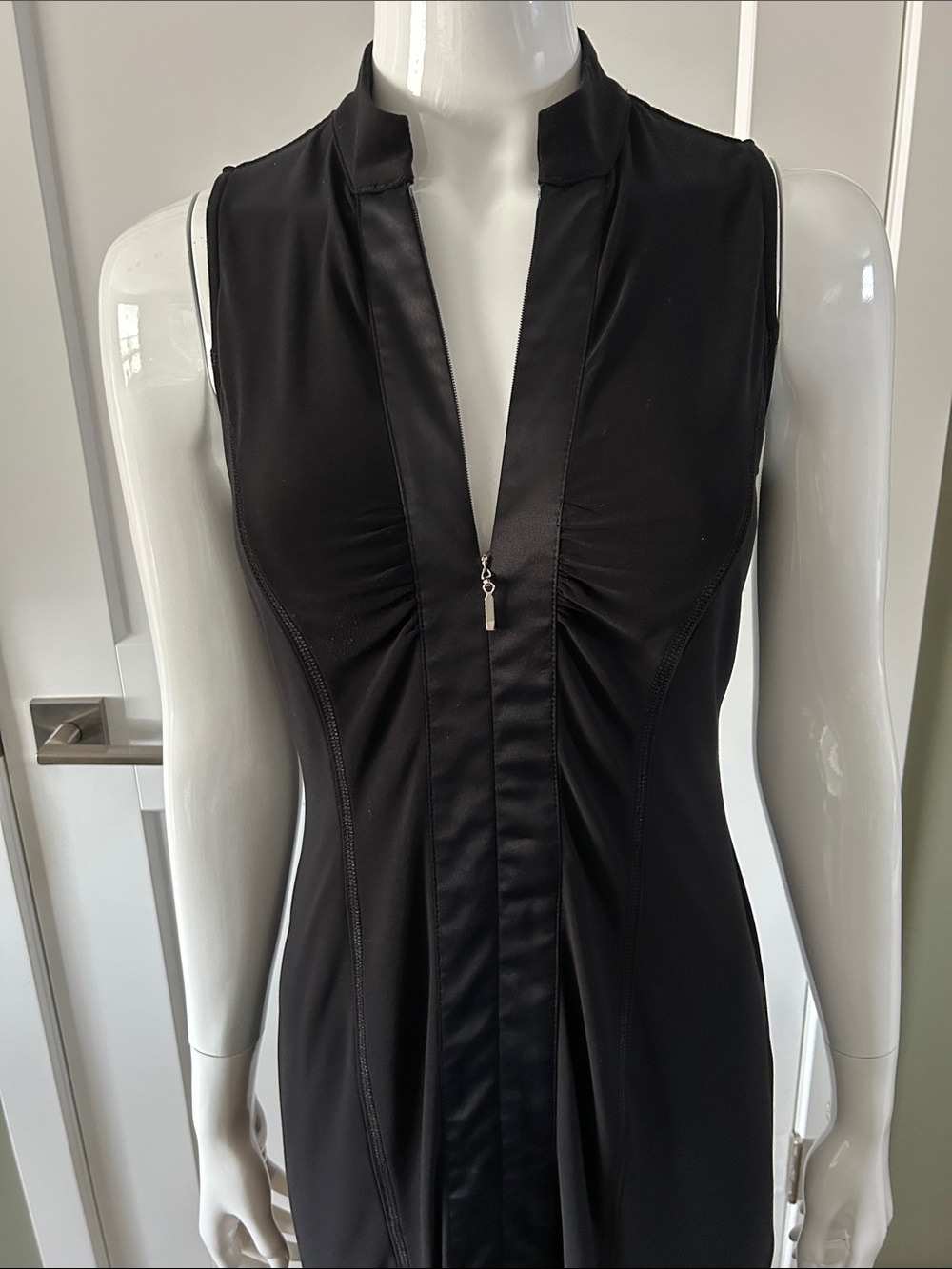Tristan & Iseut Black High-Fashion Zip-Front Dress | S–M - Picture 3 of 15